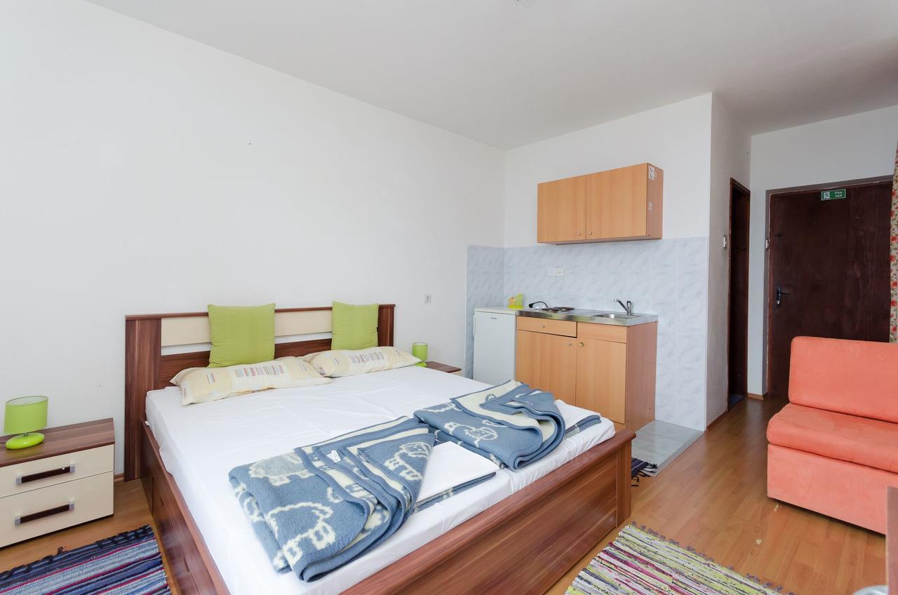 Apartments And Room Luka 克罗诺维察 外观 照片