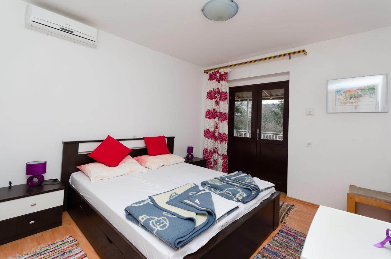 Apartments And Room Luka 克罗诺维察 外观 照片