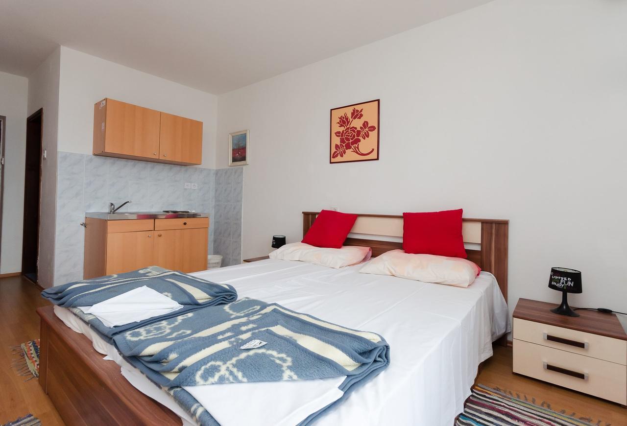 Apartments And Room Luka 克罗诺维察 外观 照片