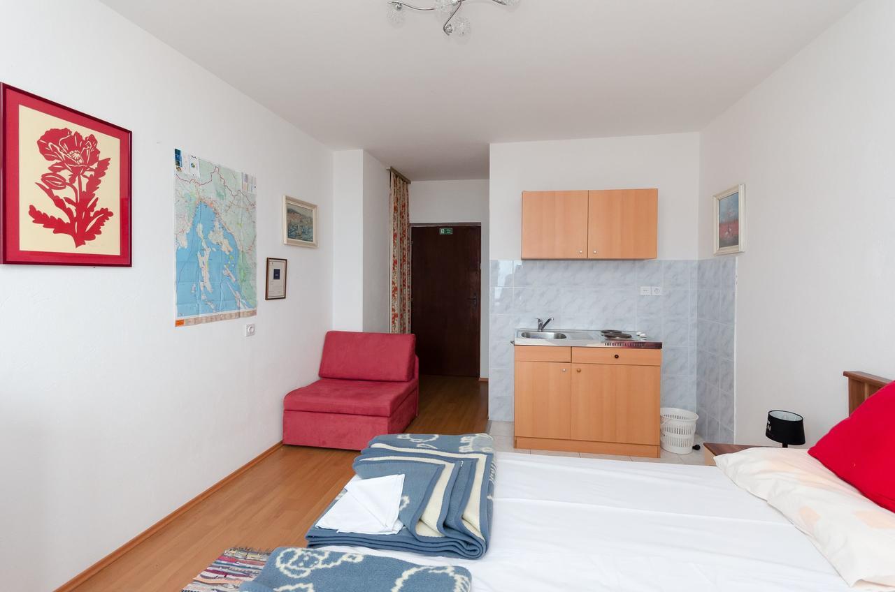 Apartments And Room Luka 克罗诺维察 外观 照片