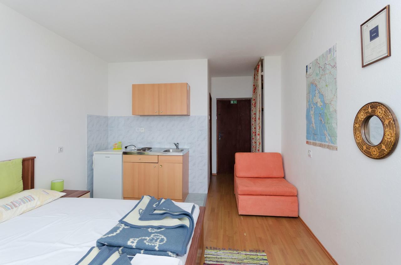 Apartments And Room Luka 克罗诺维察 外观 照片